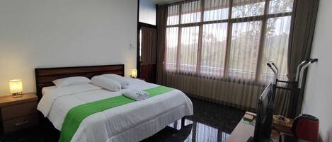 Desk, laptop workspace, free WiFi