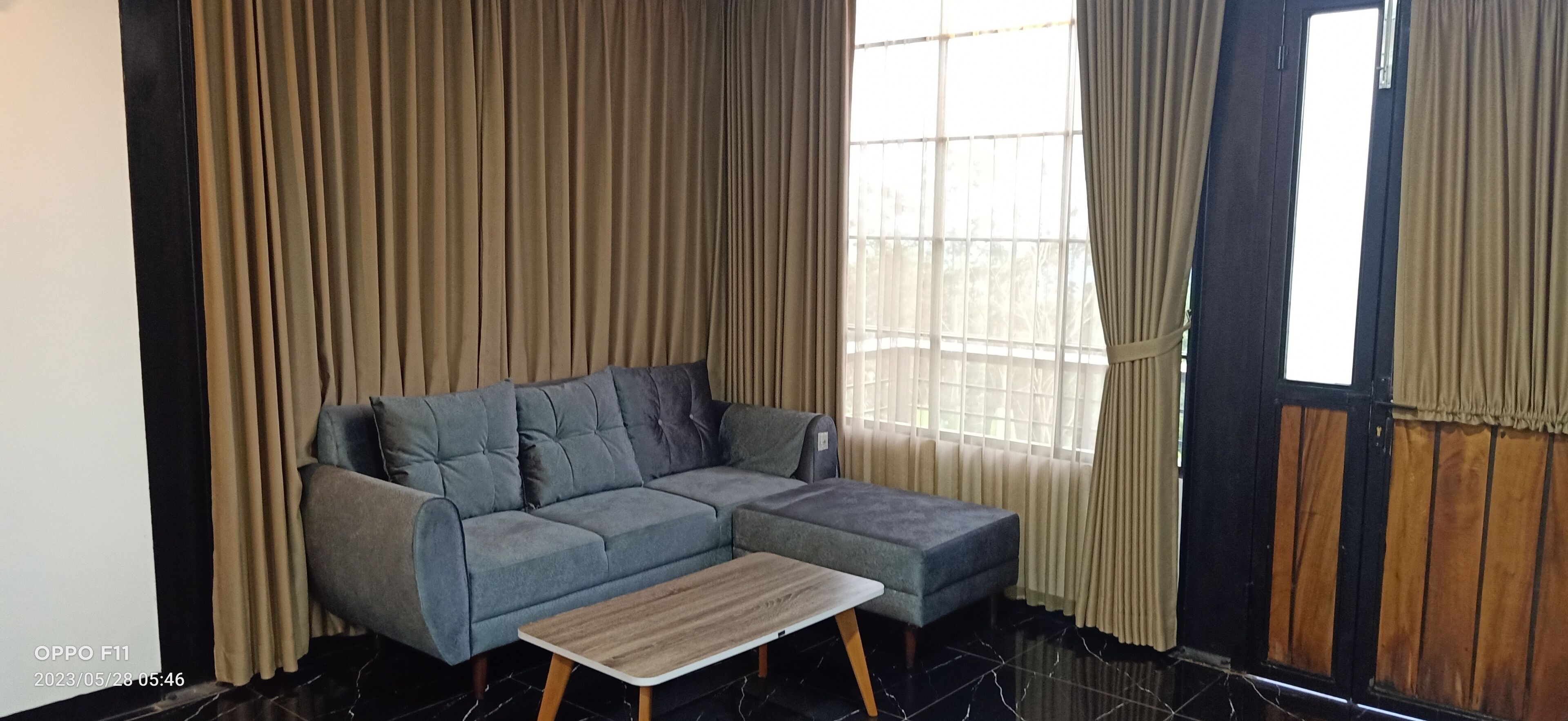 标准房, 1 张特大床, 山景 | 起居区