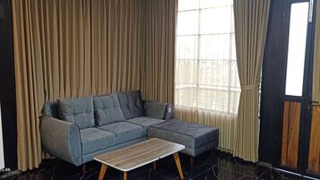 Habitación cuádruple, vistas a la montaña | Zona de estar