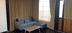 Habitació quàdruple, vistes a la muntanya | Sala d'estar