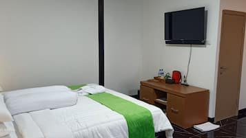 Vierbettzimmer, Bergblick | Schreibtisch, laptopgeeigneter Arbeitsplatz, kostenloses WLAN