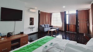 Kamar Premium | Meja kerja, ruang kerja ramah laptop, dan Wi-Fi gratis