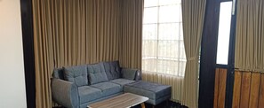 Een moderne woonkamer met een hoekbank en een houten salontafel.