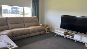 House, 4 Bedrooms, Accessible, Balcony | Living room | Books