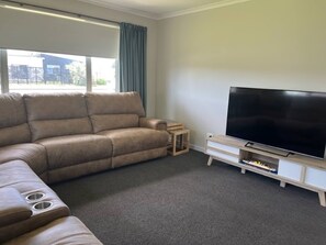 House, 4 Bedrooms, Accessible, Balcony | Living room | Books