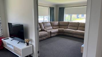 House, 4 Bedrooms, Accessible, Balcony | Living room | Books