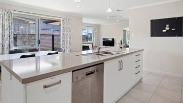 House, 4 Bedrooms, Accessible, Balcony | Interior