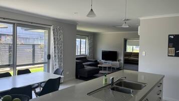 Rumah, 4 kamar tidur, akses difabel, balkon | Interior