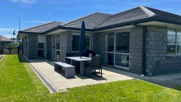 House, 4 Bedrooms, Accessible, Balcony | Outdoor dining