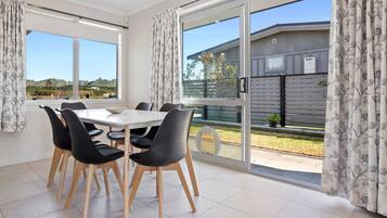 House, 4 Bedrooms, Accessible, Balcony | Dining