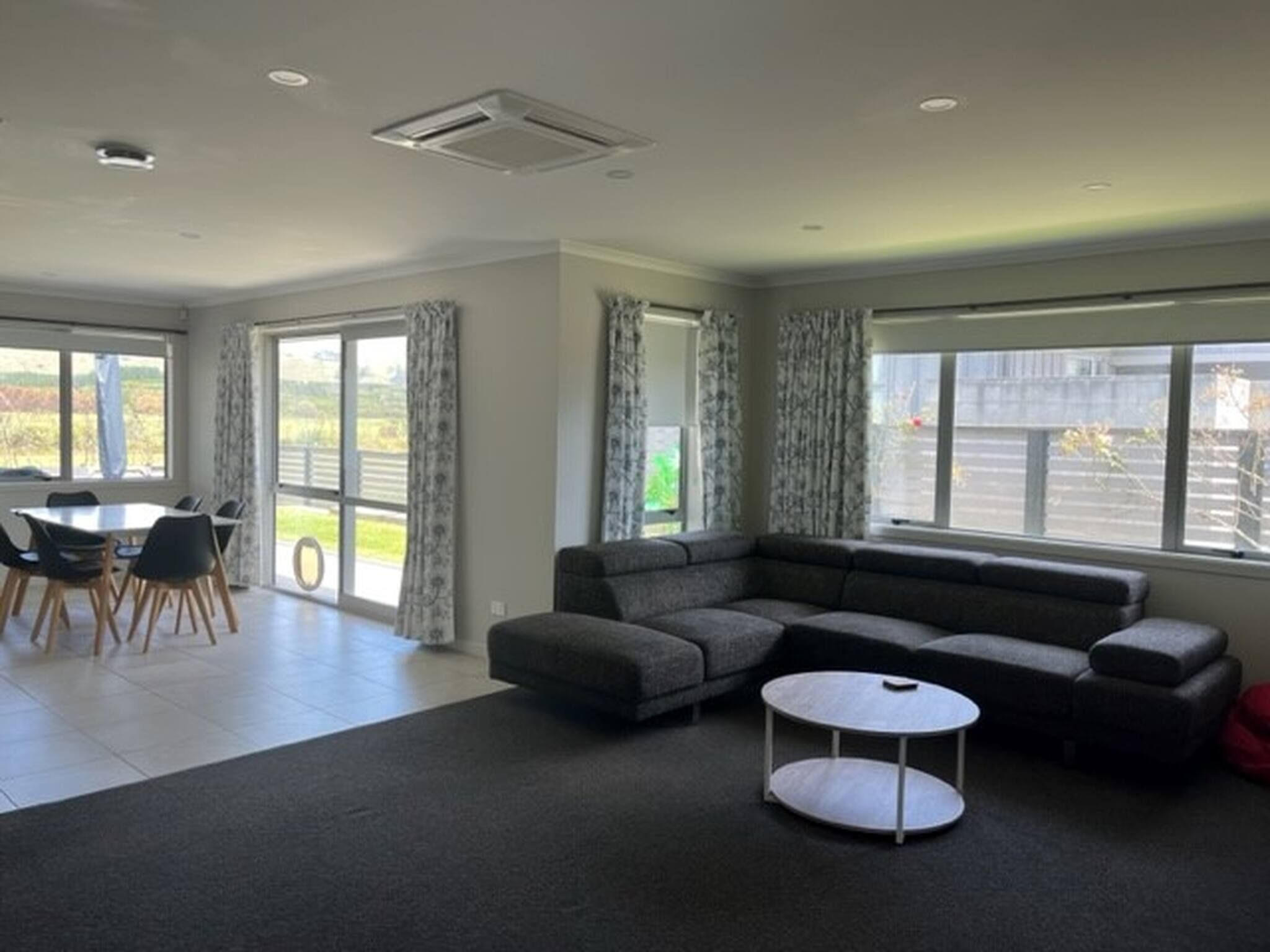 獨棟房屋, 4 間臥室, 無障礙, 陽台 | 客廳 | 書籍