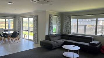 House, 4 Bedrooms, Accessible, Balcony | Living room | Books