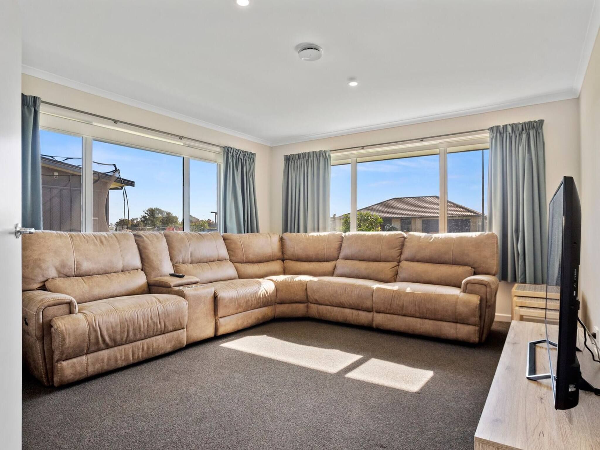 House, 4 Bedrooms, Accessible, Balcony | Living room | Books