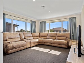 บ้านพัก, 4 ห้องนอน, พร้อมสิ่งอำนวยความสะดวกสำหรับผู้พิการ, ระเบียง | ห้องนั่งเล่น | หนังสือ