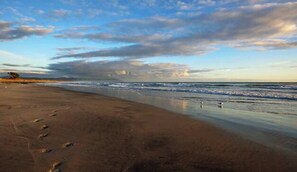 บ้านพัก, 4 ห้องนอน, พร้อมสิ่งอำนวยความสะดวกสำหรับผู้พิการ, ระเบียง | ชายหาด