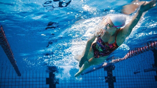 A swimmer in a pool with lane dividers. - A Chic & Comfy 2BR Apt Near to Flemington Races (Melbourne)