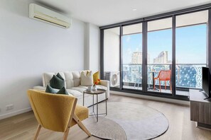 Apartment (2 Bedrooms) | Interior - A 2BR Apt With Harbour Views and Free Parking (Melbourne)