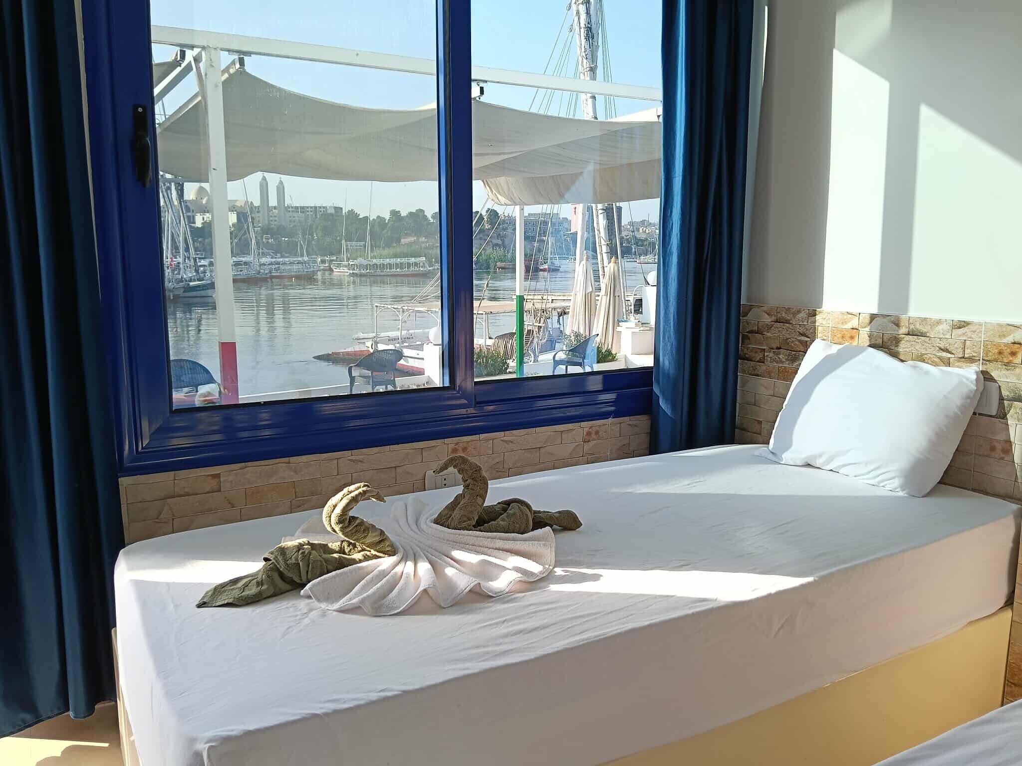 Chambre Triple, patio, vue fleuve