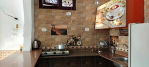 House, River View | Private kitchen | Mini-fridge, microwave