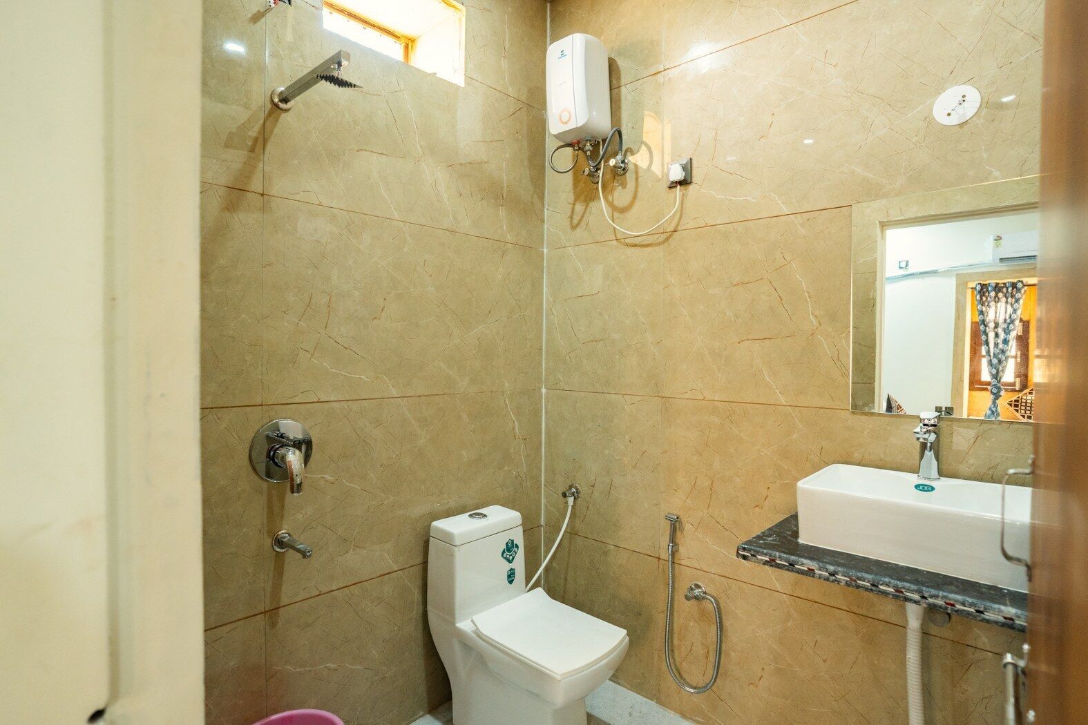Regadera, amenidades de baño gratuitas, toallas, jabón 
