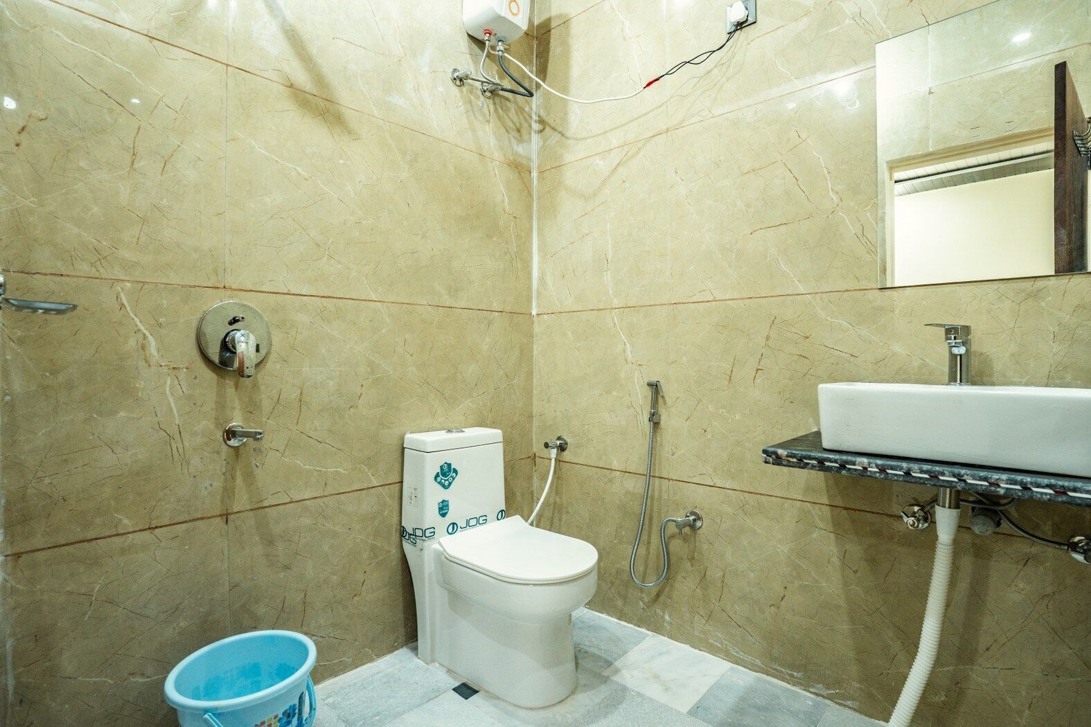 Douche, articles de toilette gratuits, serviettes fournies, savon