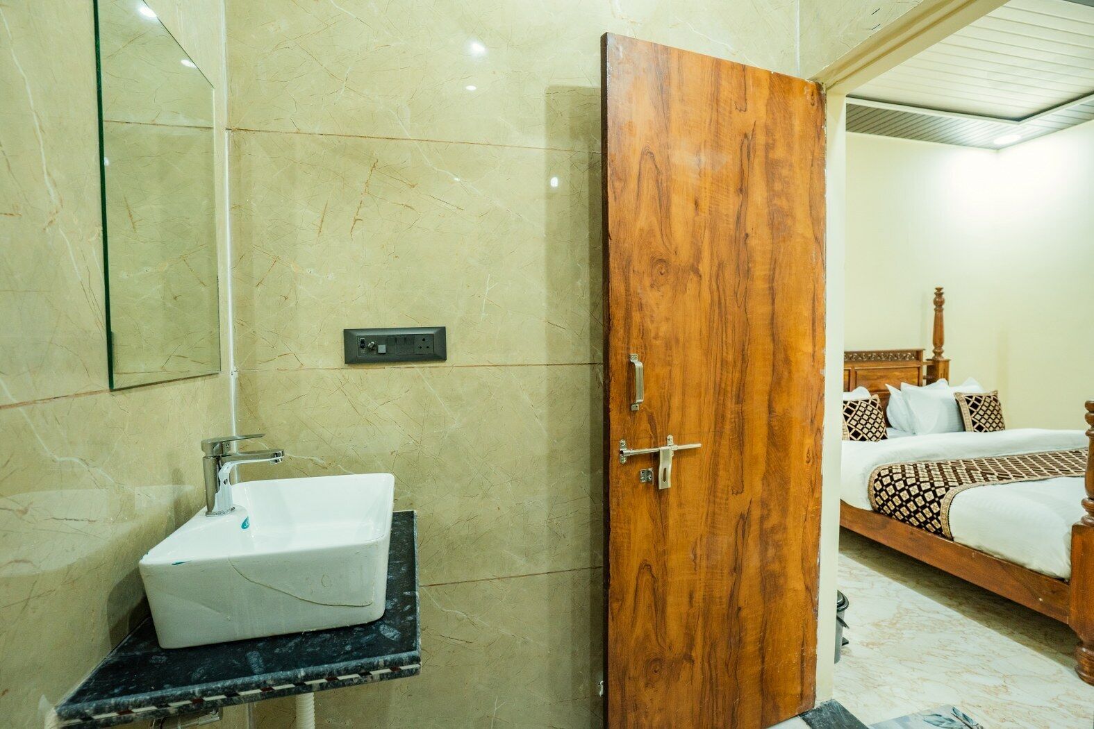 Dusche, kostenlose Toilettenartikel, Handtücher, Seife