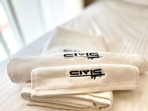 تجهيزات دش، مجففات شعر، مراحيض شطف، ورق حمّام