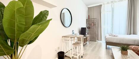 Iron/ironing board, Internet, bed sheets