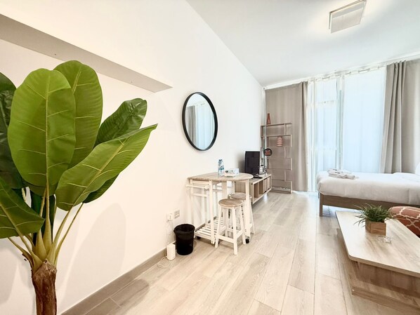 مكواة/لوح كي وخدمة الإنترنت وملاءات أسرّة