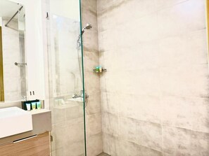 تجهيزات دش، مجففات شعر، مراحيض شطف، ورق حمّام