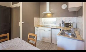 Réfrigérateur, micro-ondes, plaque de cuisson, lave-vaisselle