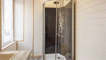 Dusche, Haartrockner, Handtücher, Seife