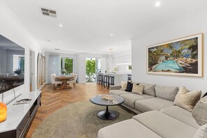 TV - Timeless Getaway in Karrinyup (Karrinyup)
