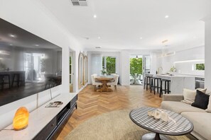 TV - Timeless Getaway in Karrinyup (Karrinyup)