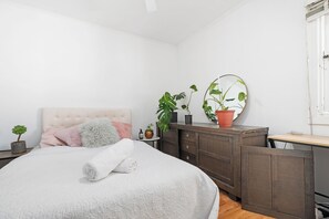 Desk, laptop workspace, blackout curtains, iron/ironing board - Beach house 2km CBD (South Melbourne)