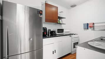 Microwave, oven, stovetop, cookware/dishes/utensils