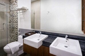 A bathroom with two sinks, a toilet, and a shower. - H Boutique Hotel Sri Petaling (Kuala Lumpur)