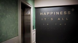 A hallway with a sign that reads "HAPPINESS IT'S ALL IN THE DETAILS". - H Boutique Hotel Sri Petaling (Kuala Lumpur)