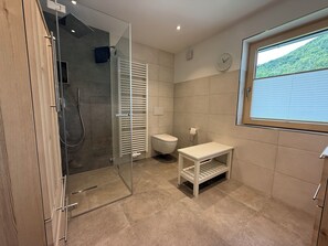 Dusche, Haartrockner, Bidet, Handtücher
