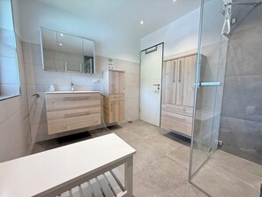 Douche, sèche-cheveux, bidet, serviettes fournies
