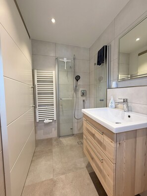 Douche, séchoir à cheveux, bidet, serviettes fournies