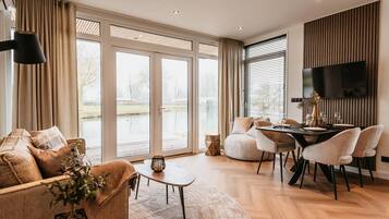 Smart-tv och ett bordtennisbord