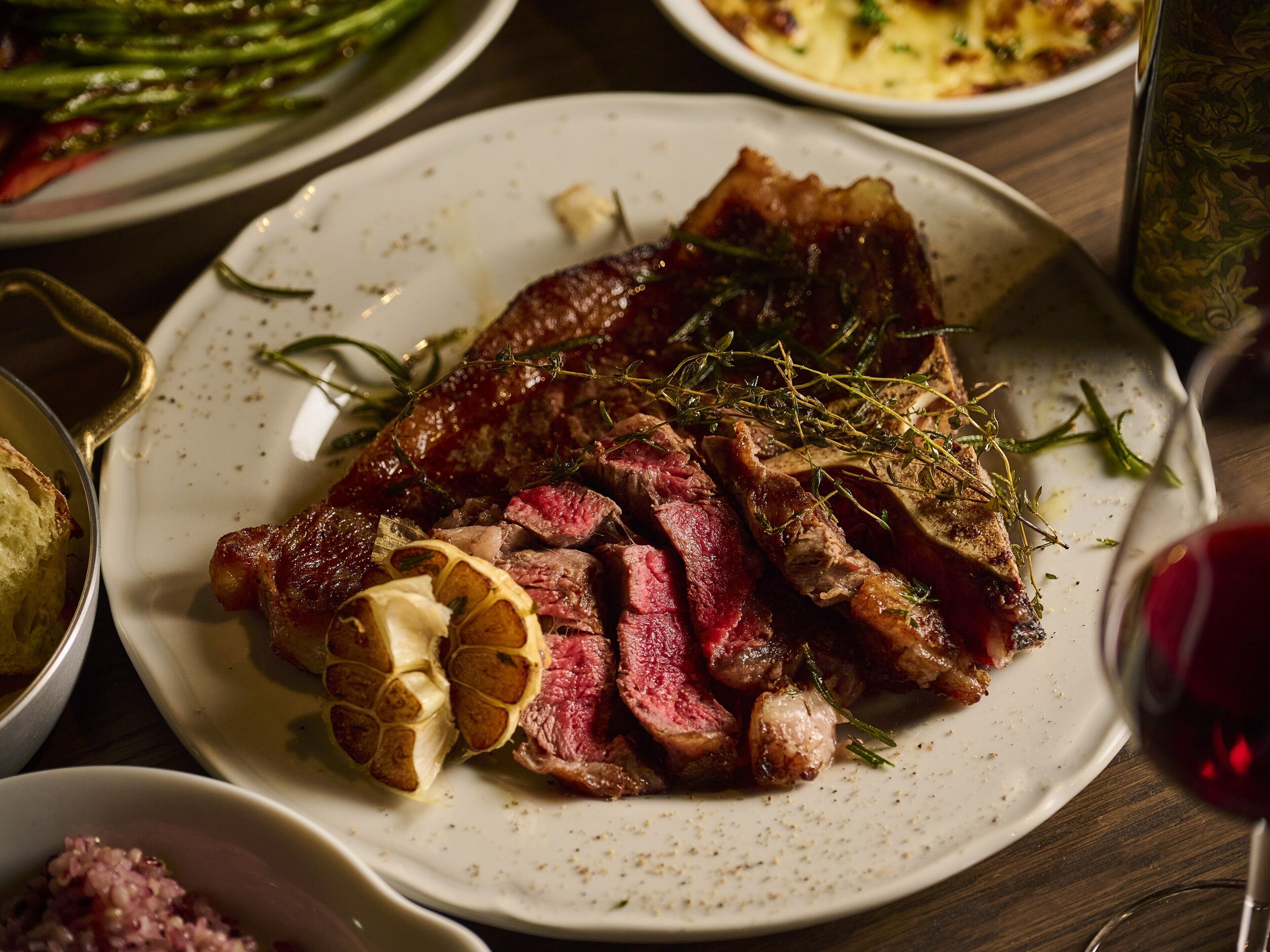 Une assiette de steak, garnie d’herbes et de tranches de citron.