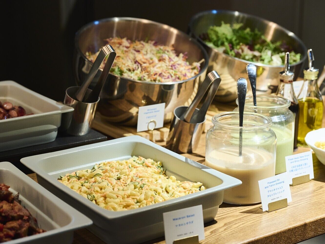 Ein reichhaltiges Buffet mit verschiedenen Speisen und Beilagen.