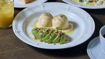 Tägliches Frühstücksbuffet (2800 JPY pro Person)