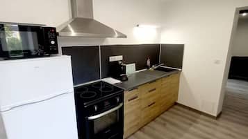 Een microgolfoven, een oven, een kookplaat, een vaatwasser