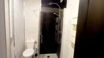 Een douche, een haardroger, handdoeken, zeep