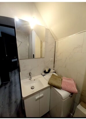 Douche, sèche-cheveux, serviettes fournies, savon