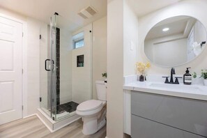 Shower, hair dryer - Green Lake 3BR Lower Unit / Walk to Trails & Cafés (Seattle)