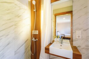 Double Room, Garden View | Bathroom - Andewi Cabin (Mengwi)